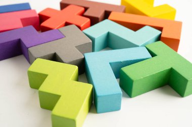 Mantıksal düşünme ve problem çözme problemi yaratıcı iş, ahşap bulmaca geometrik blok şekli.