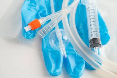 Foley kateteri ve idrar boşaltma torbası sakatlık veya hastanede yatan hasta için idrar topluyor..