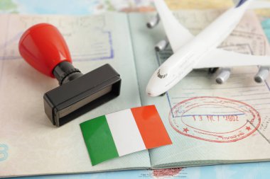 İtalya bayrağı ve pasaportlu seyahat için uçak.
