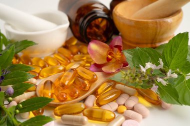 Alternatif ilaç bitkisel organik kapsül E omega 3 vitamini balık yağı, mineral, bitki yapraklı ilaç sağlıklı yaşam için doğal destek.