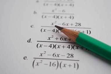Eğitim okulunda matematik formülü sınav kağıdı üzerine kalem..