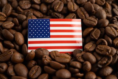 Kahve çekirdekleri üzerinde Birleşik Krallık bayrağı, çevrimiçi gıda ihracatı veya ithalatı için alışveriş.