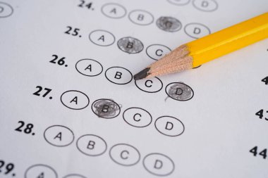 Seçim ve eğitim kavramını seçmek için kalem çizimi ile cevap sayfaları doldur.
