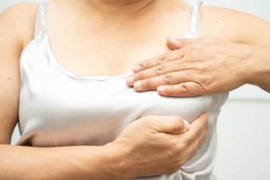 Asyalı kadın kendine dokunuyor çek şişliği ya da göğüs kanseri, göğüs muayenesi.