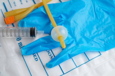 Foley kateteri ve idrar boşaltma torbası sakatlık veya hastanede yatan hasta için idrar topluyor..