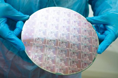 Tümleşik devre yarı iletken üretimi için silikon gofret.