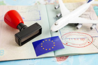 Seyahat için uçak taşıyan AB bayrağı ve pasaportu.