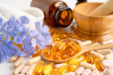 Alternatif ilaç bitkisel organik kapsül E omega 3 vitamini balık yağı, mineral, bitki yapraklı ilaç sağlıklı yaşam için doğal destek.