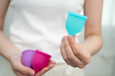 Hijyen dönemi koruması için elinde regl fincanı tutan Asyalı kadın..