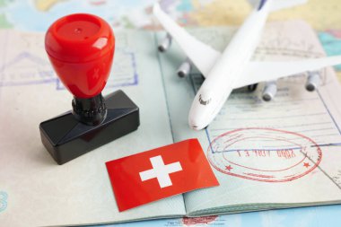 Seyahat için uçağı olan İsviçre bayrağı ve pasaportu.