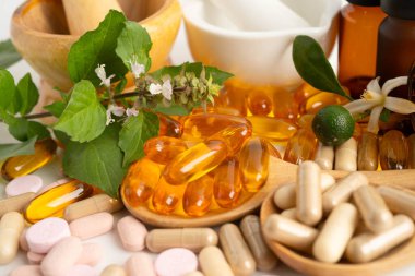 Alternatif ilaç bitkisel organik kapsül E omega 3 vitamini balık yağı, mineral, bitki yapraklı ilaç sağlıklı yaşam için doğal destek.