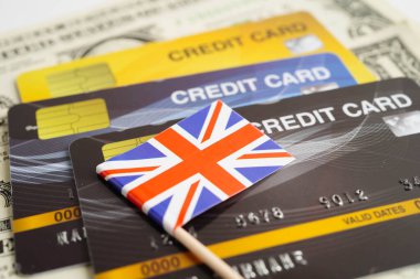 Kredi kartında İngiltere bayrağı, finans ekonomisi çevrimiçi ticaret ticareti.