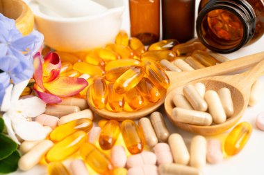 Alternatif ilaç bitkisel organik kapsül E omega 3 vitamini balık yağı, mineral, bitki yapraklı ilaç sağlıklı yaşam için doğal destek.