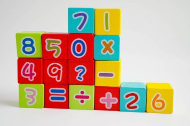 Matematik ve eğitim matematiğini öğrenmek için tahta blok küpleri.