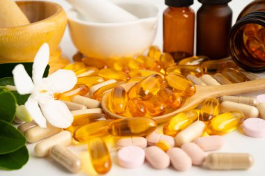 Alternatif ilaç bitkisel organik kapsül E omega 3 vitamini balık yağı, mineral, bitki yapraklı ilaç sağlıklı yaşam için doğal destek.