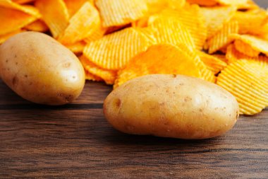 Patates cipsi, leziz BBQ baharatlı Crips, ince dilimlenmiş kızarmış abur cubur fast food.