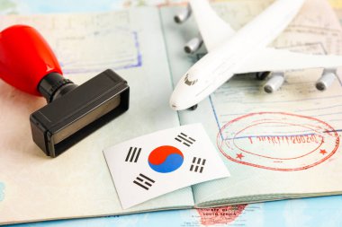 Güney Kore bayrağı ve seyahat için uçağı olan pasaport..