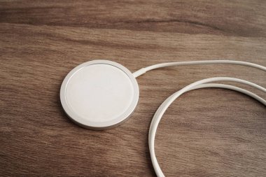 Kablosuz şarj aleti, manyetik şarj modern cep telefonu ekipmanı.