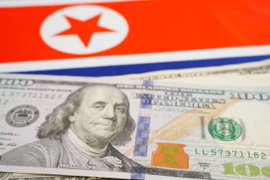 Siyah steteskoplu Kuzey Kore bayrağı, iş ve finans kavramı.