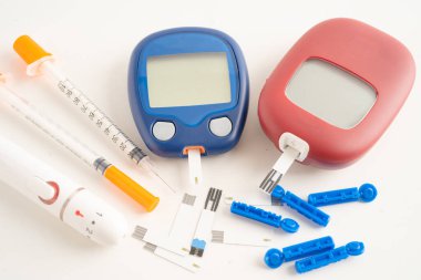 Glukometre neşter ve test çubuğu diyabet için insan kan şekeri seviyesini ölçüyor.