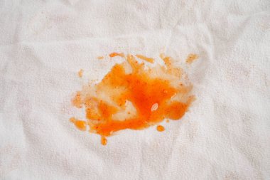 Kirli domates sosu lekesini çıkarmak ya da çamaşır tozuyla yıkamak, ev işlerini temizlemek için bez kazasında ketçap dökmek..