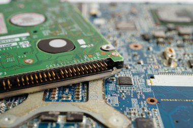 Not defteri, elektronik, bilgisayar donanımı ve teknolojisinin devre ana paneli onarılıyor ve güncelleniyor.