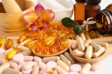 Alternatif ilaç bitkisel organik kapsül E omega 3 vitamini balık yağı, mineral, bitki yapraklı ilaç sağlıklı yaşam için doğal destek.