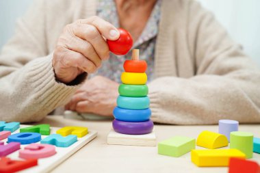 Asyalı yaşlı kadın oyun oynuyor.