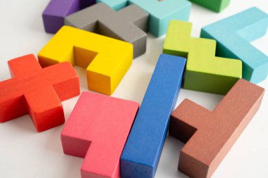 Mantıksal düşünme ve problem çözme problemi yaratıcı iş, ahşap bulmaca geometrik blok şekli.