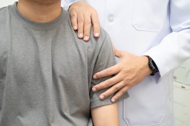 Fizik tedavi, Asyalı terapist tedavisi. Genç adam hastanede acı çekiyor..