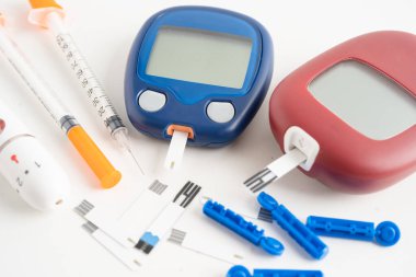 Glukometre neşter ve test çubuğu diyabet için insan kan şekeri seviyesini ölçüyor.