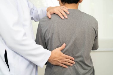 Fizik tedavi, Asyalı terapist tedavisi. Genç adam hastanede acı çekiyor..