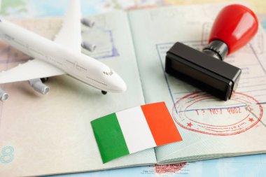 İtalya bayrağı ve pasaportlu seyahat için uçak.