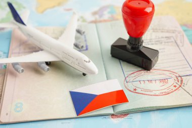 Seyahat için uçağı olan Çek bayrağı ve pasaportu.