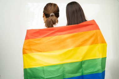 LGBT gökkuşağı bayrağı taşıyan Asyalı çift.