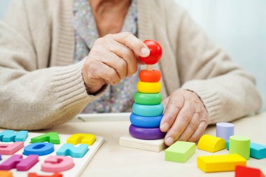 Asyalı yaşlı kadın oyun oynuyor.