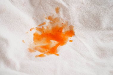 Kirli domates sosu lekesini çıkarmak ya da çamaşır tozuyla yıkamak, ev işlerini temizlemek için bez kazasında ketçap dökmek..