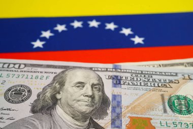 Siyah steteskop, iş ve finans konseptine sahip Venezuela bayrağı.