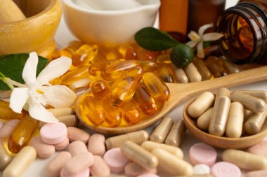 Alternatif ilaç bitkisel organik kapsül E omega 3 vitamini balık yağı, mineral, bitki yapraklı ilaç sağlıklı yaşam için doğal destek.