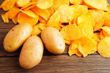 Patates cipsi, leziz BBQ baharatlı Crips, ince dilimlenmiş kızarmış abur cubur fast food.