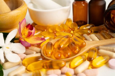 Alternatif ilaç bitkisel organik kapsül E omega 3 vitamini balık yağı, mineral, bitki yapraklı ilaç sağlıklı yaşam için doğal destek.