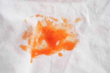 Kirli domates sosu lekesini çıkarmak ya da çamaşır tozuyla yıkamak, ev işlerini temizlemek için bez kazasında ketçap dökmek..