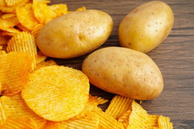 Patates cipsi, leziz BBQ baharatlı Crips, ince dilimlenmiş kızarmış abur cubur fast food.