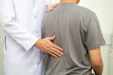 Fizik tedavi, Asyalı terapist tedavisi. Genç adam hastanede acı çekiyor..