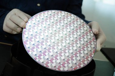 Tümleşik devre yarı iletken üretimi için silikon gofret.