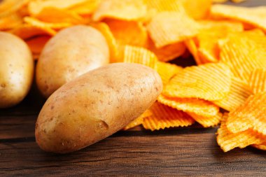 Patates cipsi, leziz BBQ baharatlı Crips, ince dilimlenmiş kızarmış abur cubur fast food.
