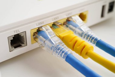İnternet servis sağlayıcısına bağlı ethernet kablosu.