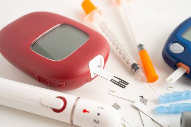 Glukometre neşter ve test çubuğu diyabet için insan kan şekeri seviyesini ölçüyor.