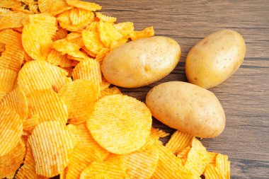 Patates cipsi, leziz BBQ baharatlı Crips, ince dilimlenmiş kızarmış abur cubur fast food.