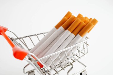 Sigara alışveriş arabasında, maliyet, ticaret, pazarlama ve üretim, sigara konsepti yok.